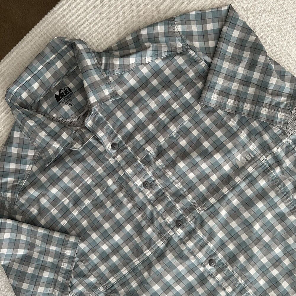 REI Men's Short Sleeve Plaid Button‎ Down Size Small Vented Hiking Outdoors